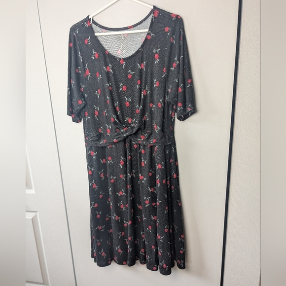 TORRID Roses Pattern Plus Size Dress Size 2x Super Soft Short Sleeve - Picture 1 of 10